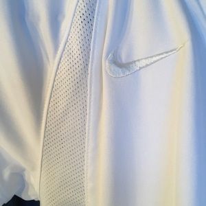 WOMENS DRI FIT NIKE V NECK TEE SZ. LG